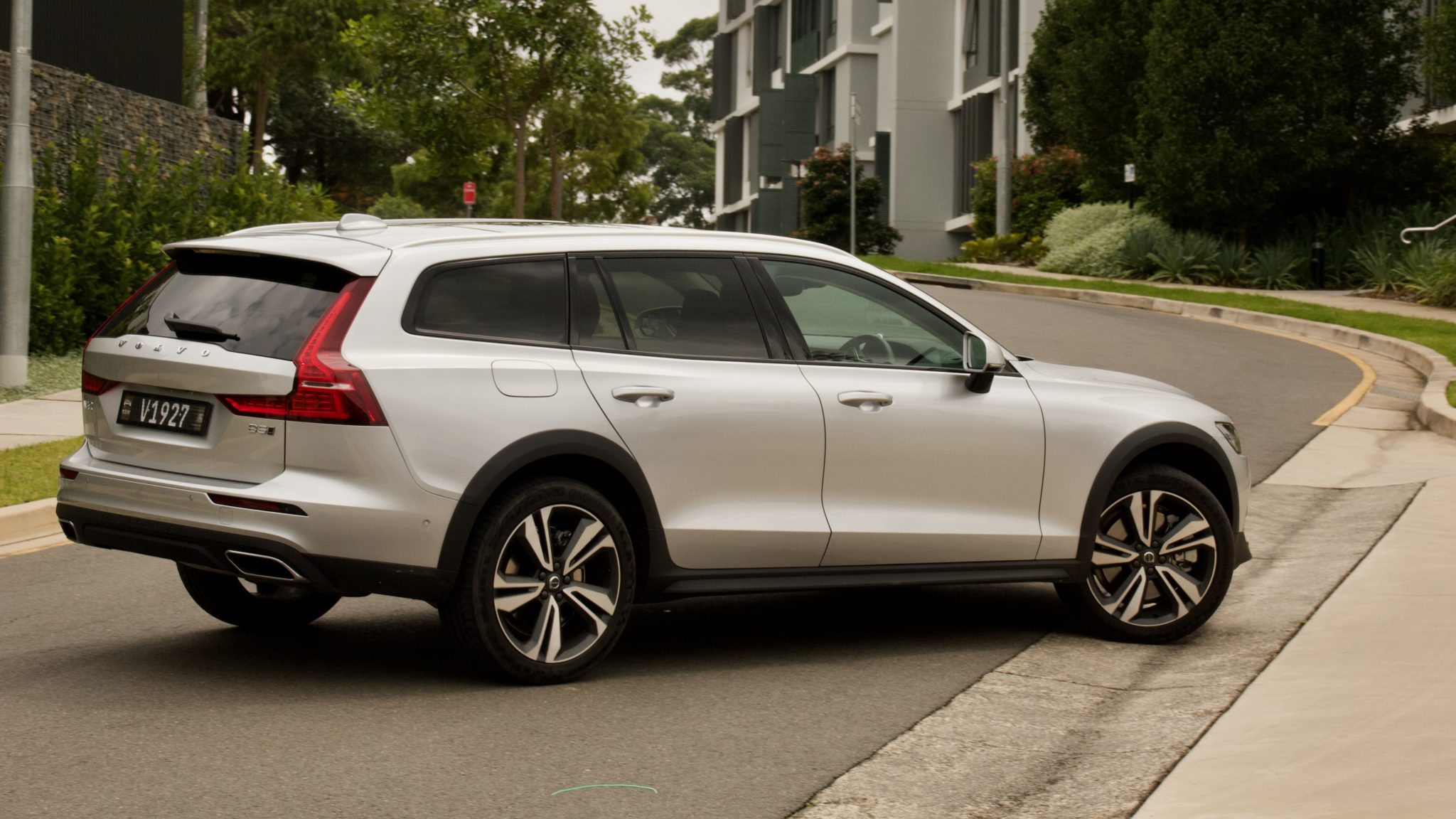 2022 Volvo V60 Cross Country B5 AWD Review | DiscoverAuto