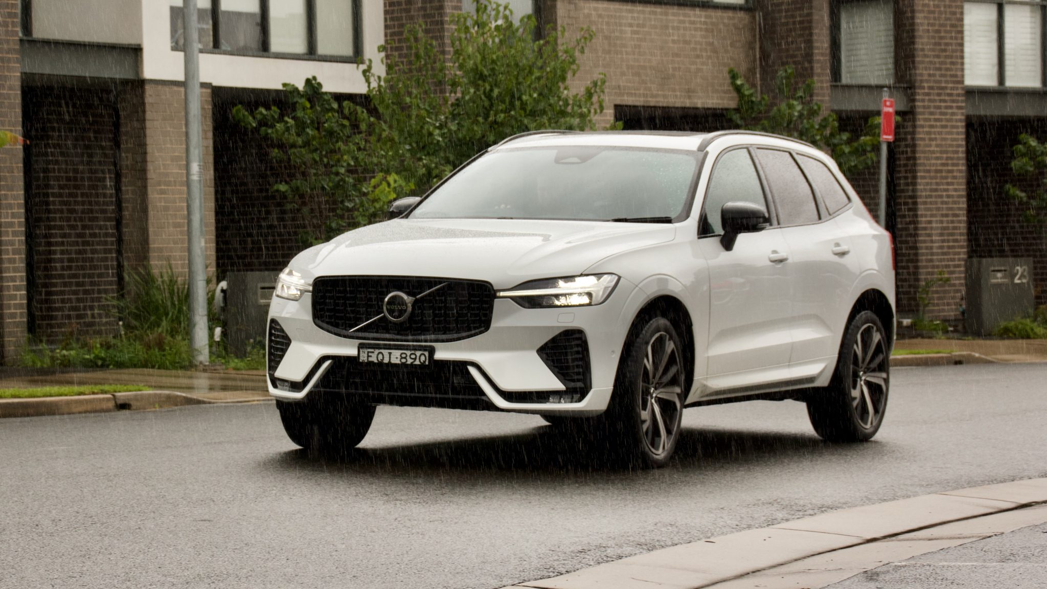 2022 Volvo XC60 B6 R-Design Mild-Hybrid Review | DiscoverAuto