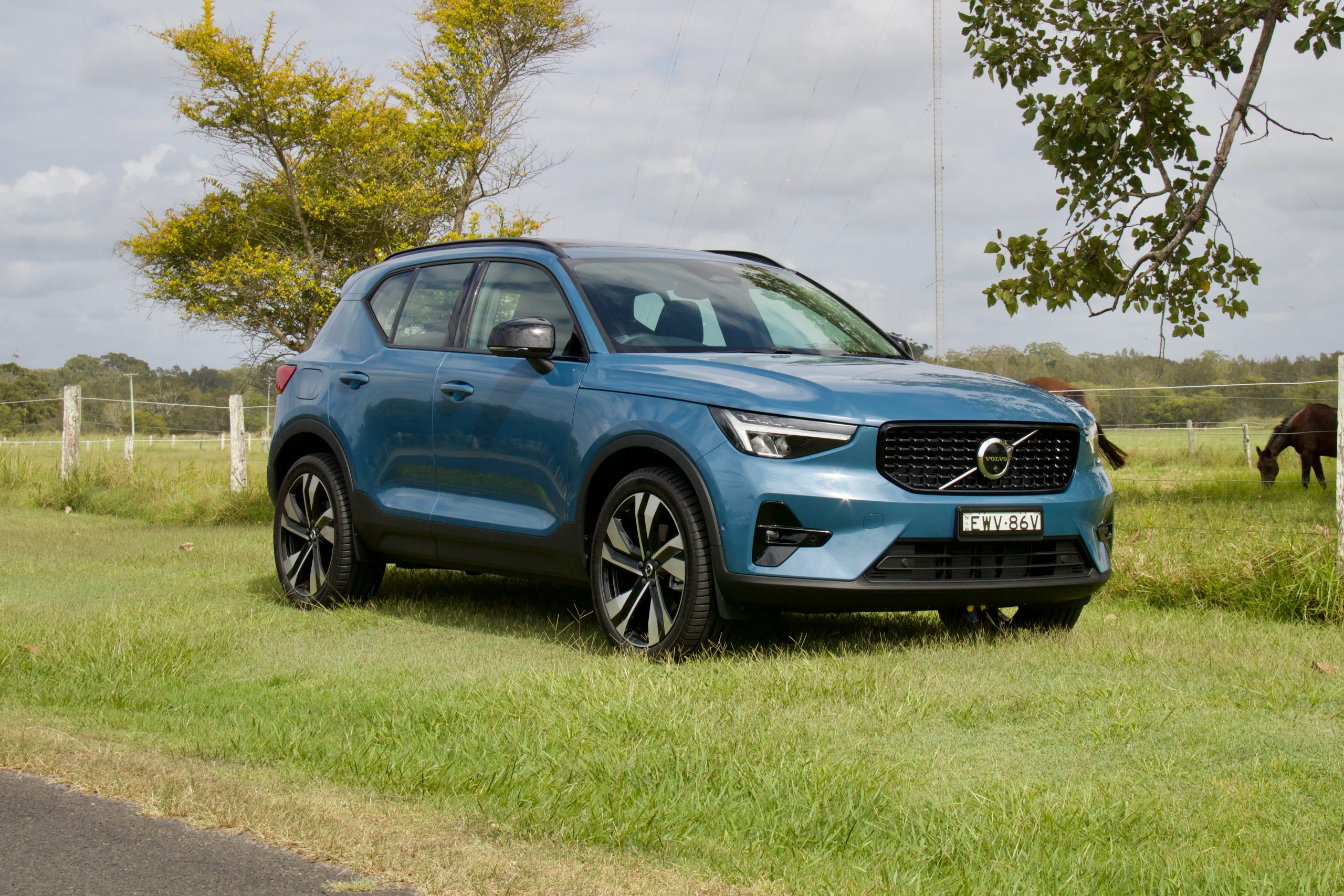 2023 Volvo XC40 B5 Ultimate Dark Review DiscoverAuto