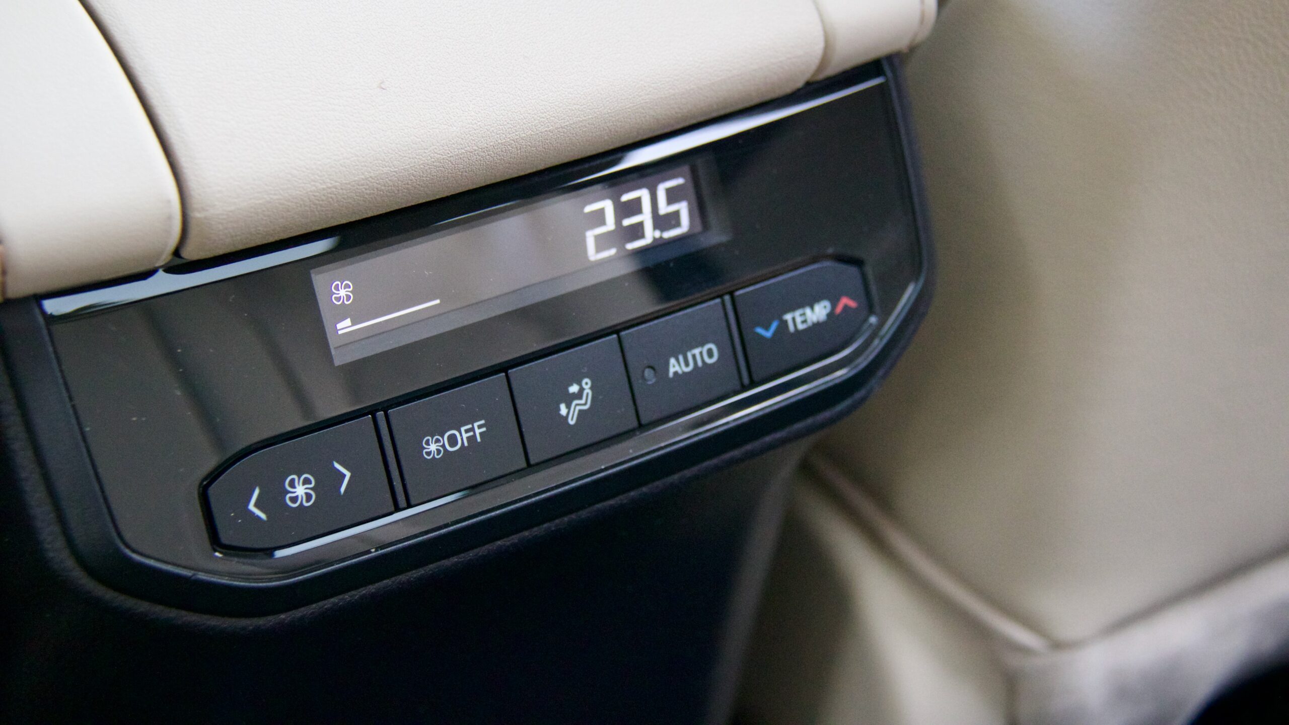 2024 Toyota Kluger Grande tri-zone climate control