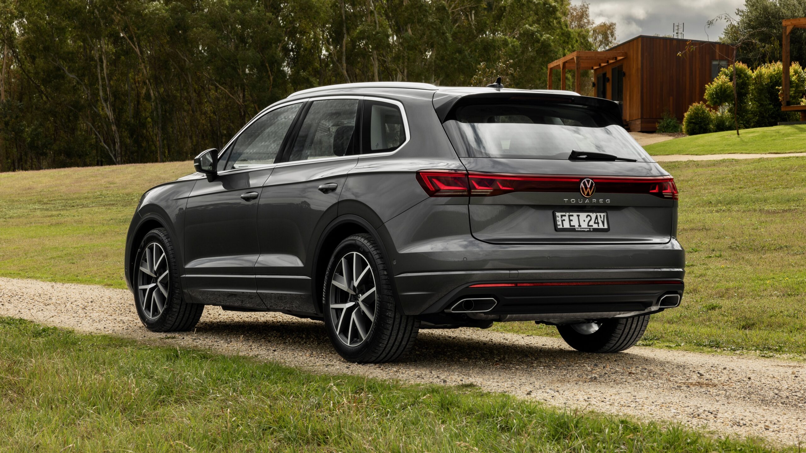 2024 Volkswagen Touareg Premium rear 3/4